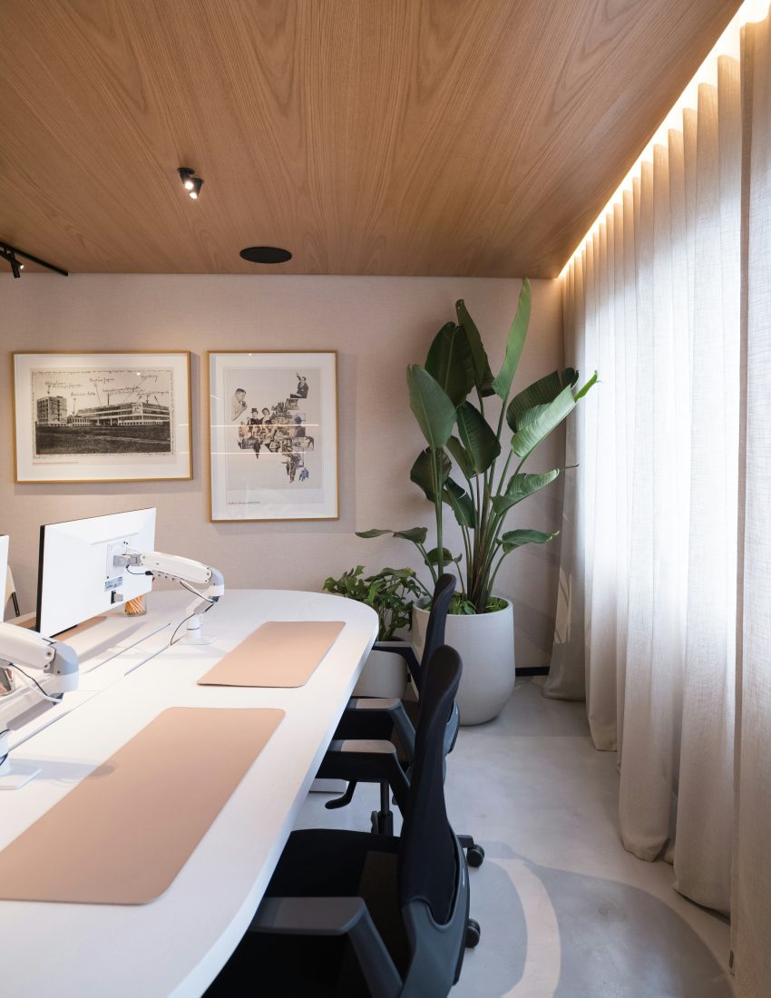 Détail de finitions sur mesure : tiroirs de cuisine en bois intégrés dans un îlot blanc minimaliste, une expertise en maîtrise d'œuvre et suivi de chantier par MyWay.